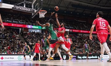 Cristiano Felicio en gancho.