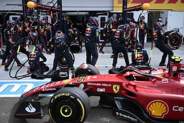 El piloto español de Ferrari, Carlos Sainz, se detiene en boxes durante el Gran Premio de Fórmula Uno de Miami.