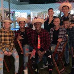 Vinicius despide 'su' verano entre música y amigos en Brasil