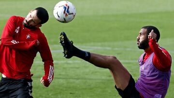 GRAFCAV2899. PAMPLONA, 10/02/2021.- La ultima incorporación de Osasuna, el defensa central vasco, Jonás Ramalho (d) y el centrocampista Ruben García (i), durante el entrenamiento de este miércoles en las instalaciones de Tajona