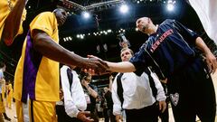 Jason Kidd saluda a Shaquille O&#039;Neal, en el inicio de las Finales de la NBA de 2002.