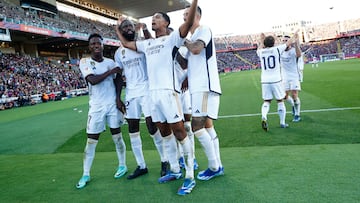 Jude Bellingham celebra junto a sus compañeros su segundo tanto del encuentro frente al FC Barcelona.