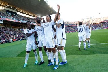 Jude Bellingham celebra junto a sus compañeros su segundo tanto del encuentro frente al FC Barcelona.