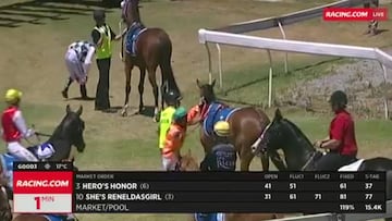 Cruel y miserable: un jockey propina un pu?etazo a su caballo