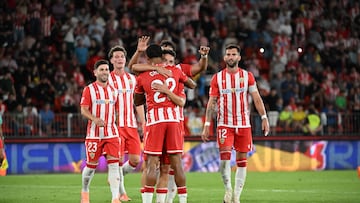 Los jugadores del Almería celebran un gol.