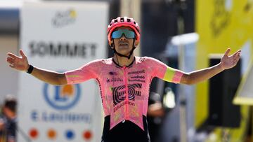 Richard Carapaz celebra su victoria en Superdévoluy,