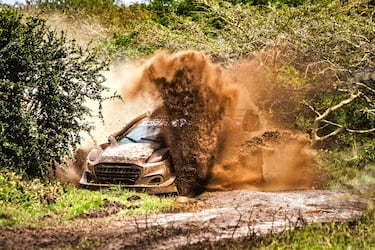 El Rally de Kenia, tercera prueba del Mundial de Rallies (WRC), está dejando imágenes espectaculares como esta, en la que Jon Armstrong y Shane Byrne pelean con su Ford contra el barro. El salvaje Rally Safari, se ha cobrado ya piezas como Oliver Solberg, Sebastien Ogier, Elfyn Evans y Thierry Neuville, obligados a abandonar durante la tercera etapa.   