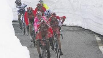 La foto corresponde al Giro de 2004, que ganó Damiano Cunego. Fue la última vez que se ascendió el Gavia (2.621 metros). La presencia de nieve no es excepcional.