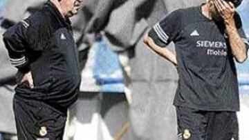 <b>DOS HOMBRES Y UN DESTINO</B>. Del Bosque y Fernando Hierro esperan la llamada del club para renovar.