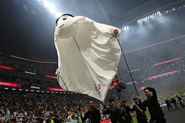 La mascota de Qatar 2022, La'eeb, durante la ceremonia de apertura.