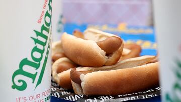 El concurso de comer hot dogs del 4 de julio es una de las tradiciones más extrañas para celebrar la Independencia: ¿Cuánto dinero se lleva el ganador?