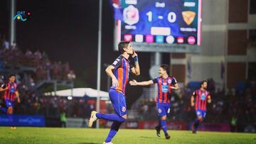 Sergio Suárez hizo un doblete con el Port para dejar a los suyos líderes del campeonato de Tailandia.