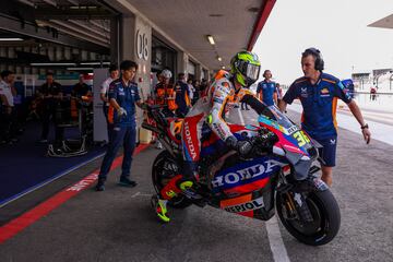 Joan Mir del equipo Repsol Honda saliendo del garaje para disputar la carrera al esprint.