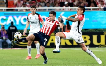 Alan Mozo (L) of Guadalajara fights for the ball with Uros Durdevic (R) of Atlas during the Liga MX Apertura tournament football match between Guadalajara and Atlas at the Akron stadium in Guadalajara, Jalisco State, Mexico, on November 21, 2024. (Photo by ULISES RUIZ / AFP)