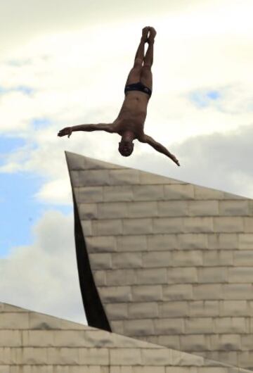 El clavadista del Reino Unido Blake Aldridge salta durante la ronda clasificatoria de las series mundiales de la Red Bull Cliff Diving, la competición de saltos acrobáticos más importante del mundo, que se disputará mañana sábado desde una plataforma de 27 metros de altura en el Puente de La Salve de Bilbao. 