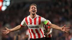 EINDHOVEN, NETHERLANDS - OCTOBER 27: Luuk de Jong of PSV Eindhoven celebrates after scoring their team's second goal during the UEFA Europa League group A match between PSV Eindhoven and Arsenal FC at Phillips Stadium on October 27, 2022 in Eindhoven, Netherlands. (Photo by Dean Mouhtaropoulos/Getty Images)