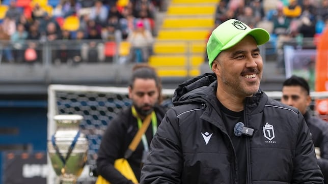 Claudio Bravo llega a votar, le preguntan si será el Ministro de Deportes de Matthei y sentencia