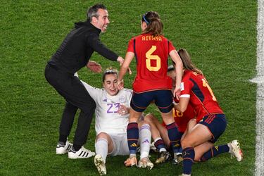 Jorge Vilda celebra con Cata Coll, Aitana Bonmatí y varias jugadoras más la victoria de España ante Suecia.
