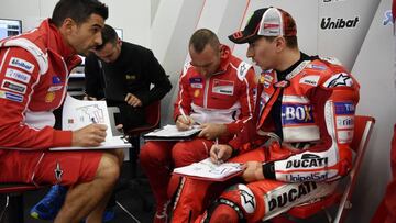 Jorge Lorenzo en el box de Ducati en Motegi.