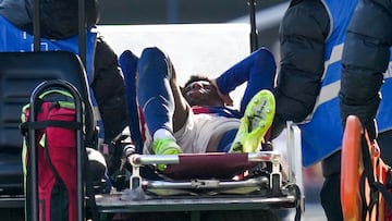 BARCELONA, 30/11/2024.- El defensa del FC Barcelona Balde se retira del terreno de juego tras su lesión durante su partido de LaLiga ante la UD Las Palmas en el Estadio Olímpico Lluís Companys en Barcelona este sábado. EFE/Enric Fontcuberta
