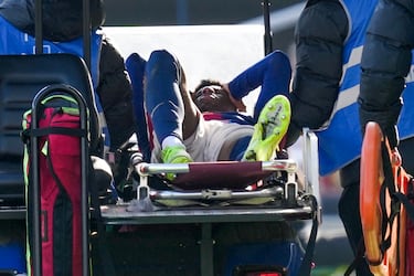 El defensa del FC Barcelona Balde se retira del terreno de juego tras su lesión durante su partido de LaLiga ante la UD Las Palmas en el Estadio Olímpico Lluís Companys en Barcelona.
