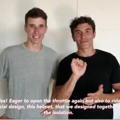 El detallazo de los Márquez que va relaciondo con su nuevo casco