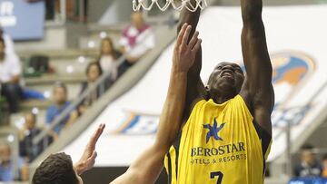 GRA206. BURGOS, 01/10/2017.- El pívot senegalés del Iberostar Tenerife (d) entra a canasta ante el jugador del San Pablo Burgos Goran Huskic (i) durante el partido de la primera jornada de Liga Endesa disputado hoy en el Coliseum de Burgos. EFE/Santi Otero