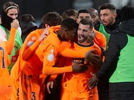 CARTAGENA, 07/01/2024.- El defensa del Valencia C.F José Luis Gayà (c) celebra con sus compañeros tras marcar el 1-2 durante el partido de dieciseisavos de final de Copa del Rey que están disputando este domingo ante el Cartagena en el estadio Cartagonova. EFE/Marcial Guillén