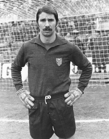El Atlético de Madrid se vistió de luto el 27 de septiembre, con la pérdida, a los 75 de edad, de José Pacheco, que fue su portero durante 11 años, entre 1967 y 1978. Pacheco, nacido en Santander en 1947, ganó tres Ligas (1970, 1973 y 1977), dos Copas (1972 y 1976) y la Copa Intercontinental como jugador rojiblanco. Suplente habitual, tuvo que vivir a la sombra de Rodri y de Reina. Su caso fue un ejemplo de jugador de club. Pero jugó como titular, por ejemplo, en el partido contra el Deportivo que le dio la Liga al Atlético en 1973; en el encuentro del Bernabéu que confirmó el triunfo en la Liga en 1977, y en la vuelta de la Copa Intercontinental que coronó al equipo madrileño frente al Independiente en 1975. También militó en el Racing, el Logroñés y el Getafe. Tras su retirada ejerció de periodista deportivo durante 20 años.