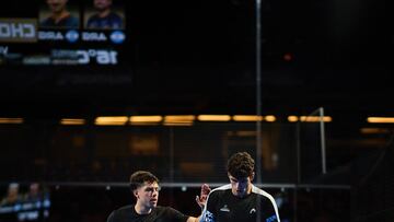 Tapia anima a Coello en un momento del partido ante Chozas y Augsburger.