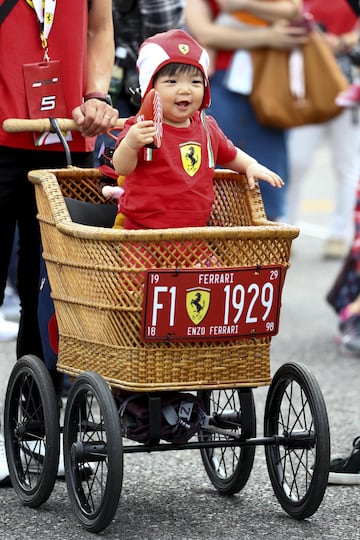 Un niño fan de la escudería Ferrari.