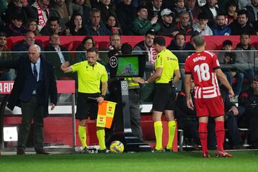 El árbitro, Melero López, revisa en el VAR una jugada entre Oriol Romeu y Mario Hermoso. El colegiado,tras visionar la acción, determnina falta a favor del Girona.