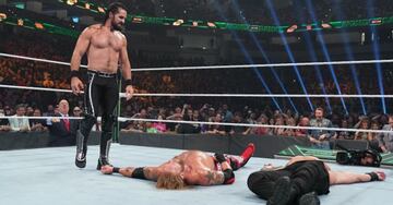 Seth Rollins tras atacar a Edge en Money in the Bank 2021.
