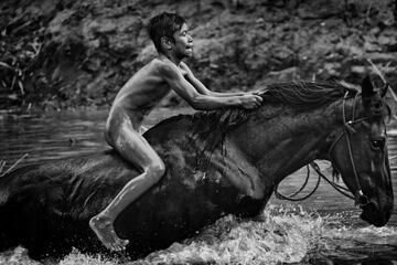 Los ni?os jockeys (de entre 5 y 10 a?os) viajan a pelo, descalzos, con poco equipo de protecci¨®n y en caballos peque?os, durante las carreras de tradicionales de Maen Jaran, en la isla de Sumbawa, Indonesia.