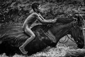 Los niños jockeys (de entre 5 y 10 años) viajan a pelo, descalzos, con poco equipo de protección y en caballos pequeños, durante las carreras de tradicionales de Maen Jaran, en la isla de Sumbawa, Indonesia.