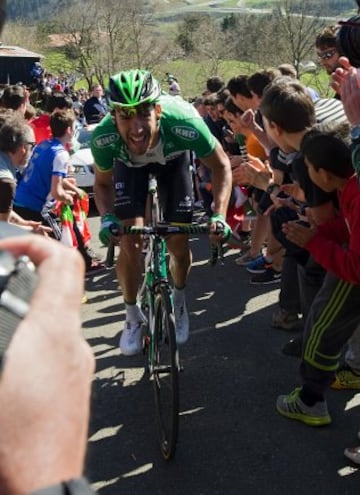 Varios ciclistas se abren paso entre la gente hoy en el Alto de La Antigua, en la localidad guipuzcoana de Zumarraga, durante la tercera etapa de la 55 edición de la Vuelta al País Vasco.