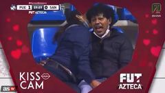 Esta pareja fue captada por la ‘kiss cam’ y el video ya es viral en las redes sociales