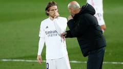 Zidane dialoga con Modric. 