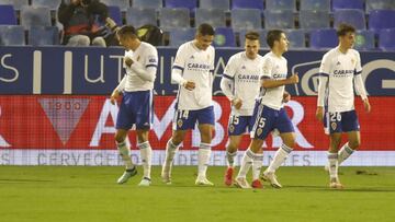 Los jugadores del Real Zaragoza, en el partido frente al Oviedo.