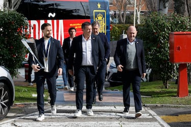 El capitán de la Selección, Mario Rivillos, junto al seleccionador Jesús Velasco y el presidente de la RFEF, Rafael Louzán.