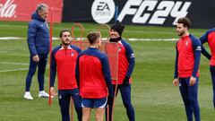 Griezmann, sonriente junto a Koke en  la sesión de entrenamiento del Atlético.