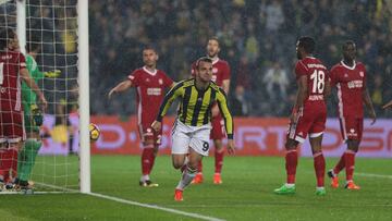 Roberto Soldado durante un partido con el Fenerbahce.