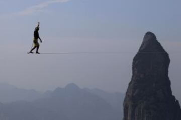 Damian Jorren de Alemania camina por la cuerda floja durante un espectáculo en Shenxianju en Taizhou