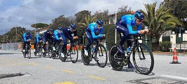 El BMC vuela, Caruso es líder y Froome saca 41" a Landa