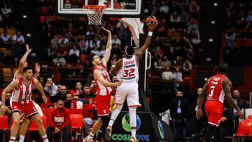 Brandon Davies, pívot del Valencia Basket, lanza ante Filip Petrusev, nueva incorporación del Olympiacos.