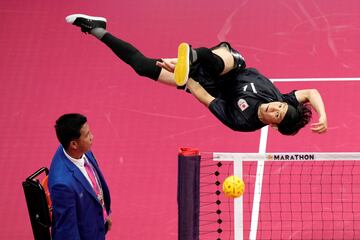 El japonés Yota Ichikawa devuelve el balón de forma acrobática durante el partido preliminar del Grupo B de sepak takraw contra Corea del Sur, en los Juegos Asiáticos de China. El sepak takraw es un deporte originario del sudeste de Asia parecido al voleibol; pero en lugar de las manos, para golpear el balón se utilizan los pies y la cabeza.