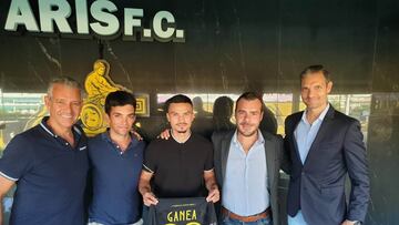 Cristian Ganea posa con su nueva elástica del Aris de Salónica.