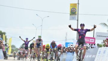 El ciclista español Miguel Ángel Fernández celebra su victoria en la quinta etapa de La Tropicale Amissa Bongo.