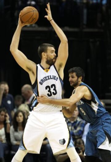 Marc Gasol sostiene el baln ante la marca de Ricky Rubio.