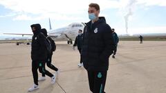 Fernando Calero y la plantilla del Espanyol, en un aeropuerto.